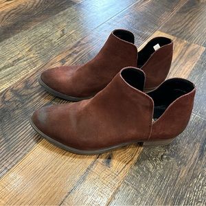 Womens crevice leighton perf brick red booties 8.5